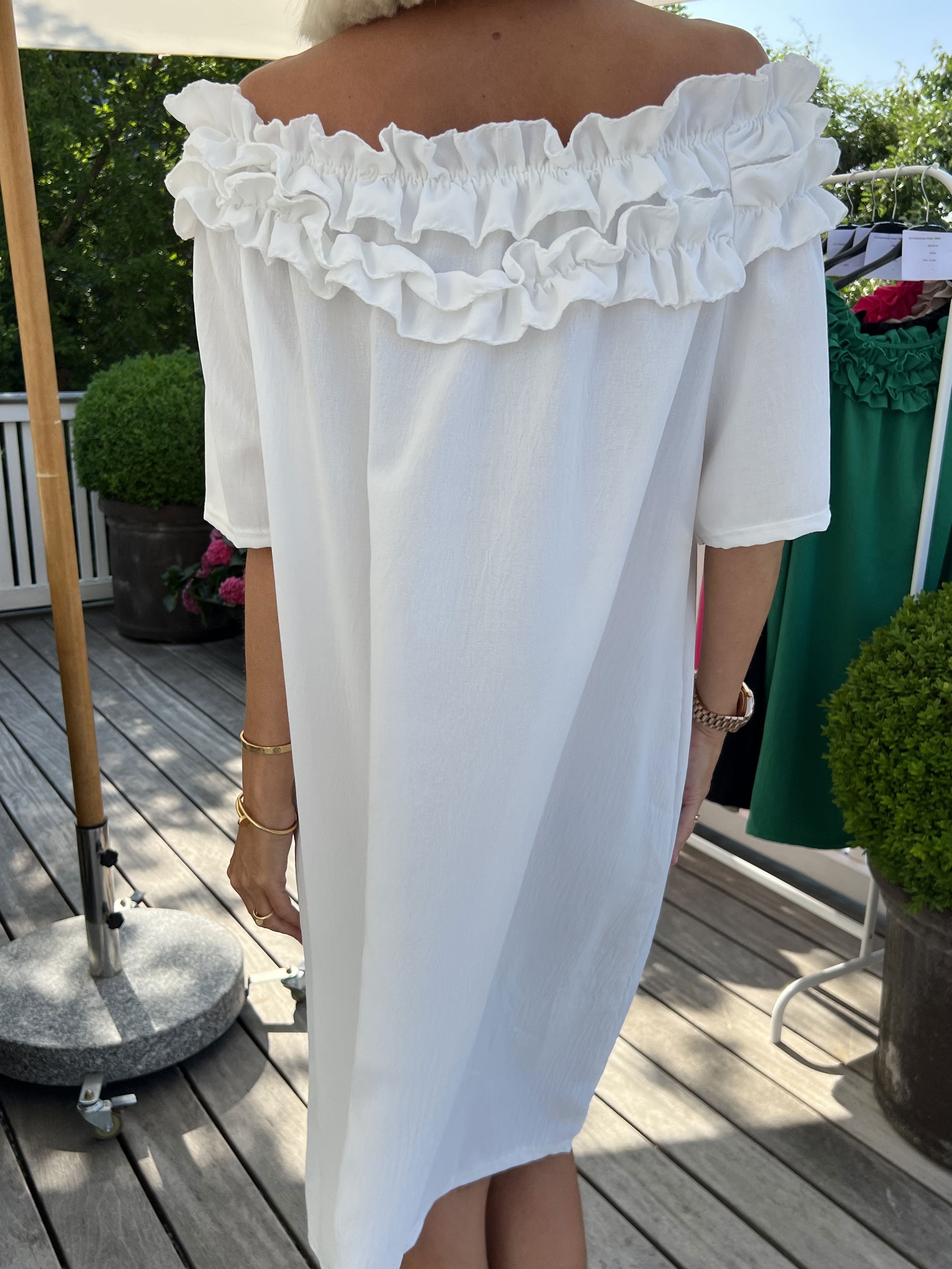 Chili Sleeveless Dress - Fineste kjole med flæser i udskæringen